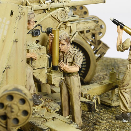 德军88毫米高射炮，Flak 36型基座配Flak 18型一体式炮管（包括七个沙漠服饰士兵公仔 & 隆美尔将军）
