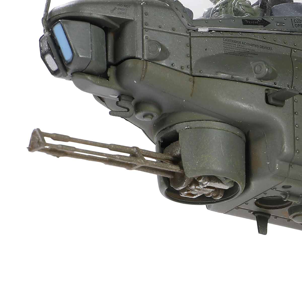 贝尔AH-1W “威士忌眼镜蛇” 直升机 (左: AIM-9 响尾蛇 + M260 7联装火箭 | 右: 地狱火导弹 + M260 7联装火箭 )